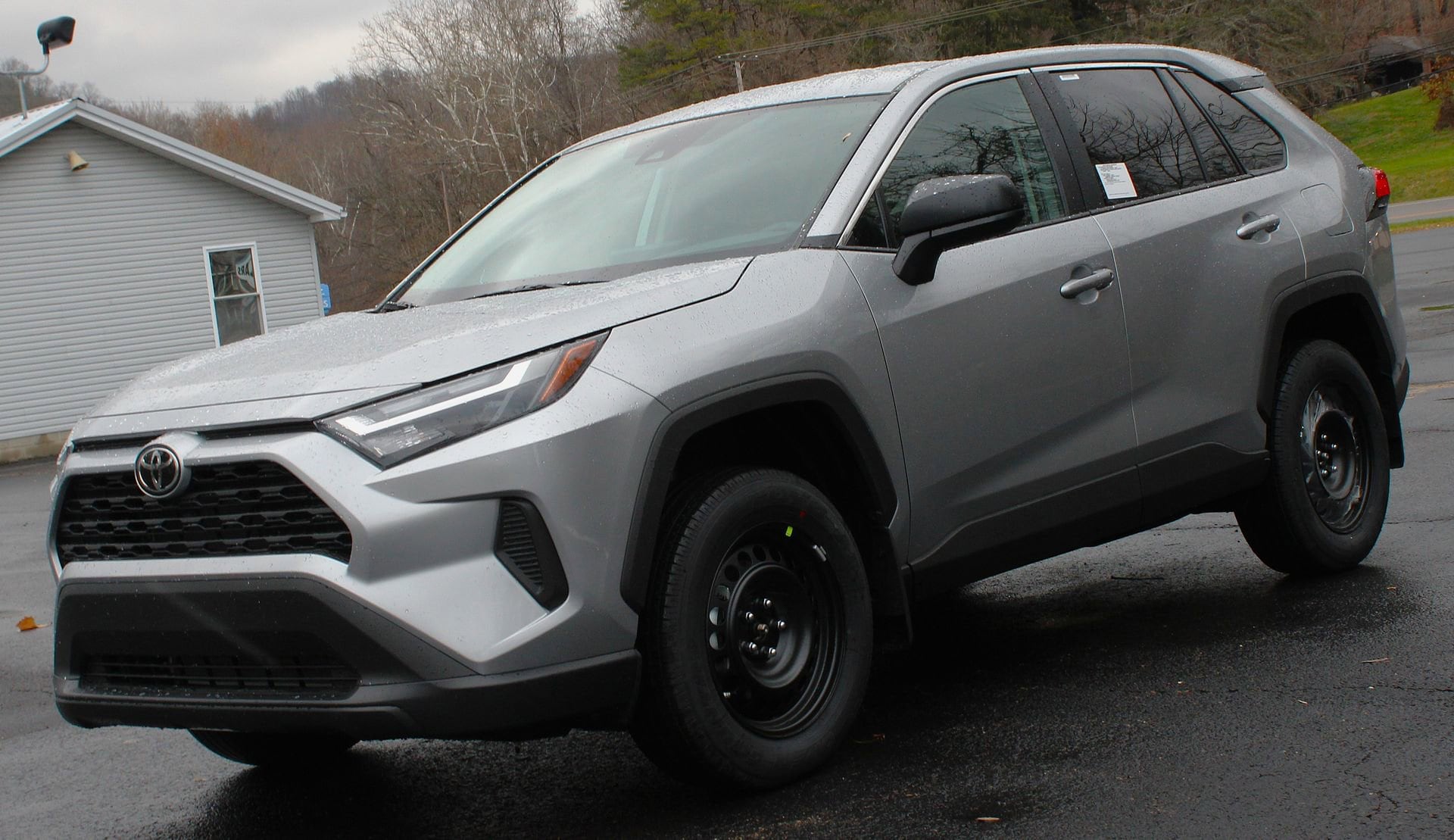 2025 Toyota RAV4 LE's photo