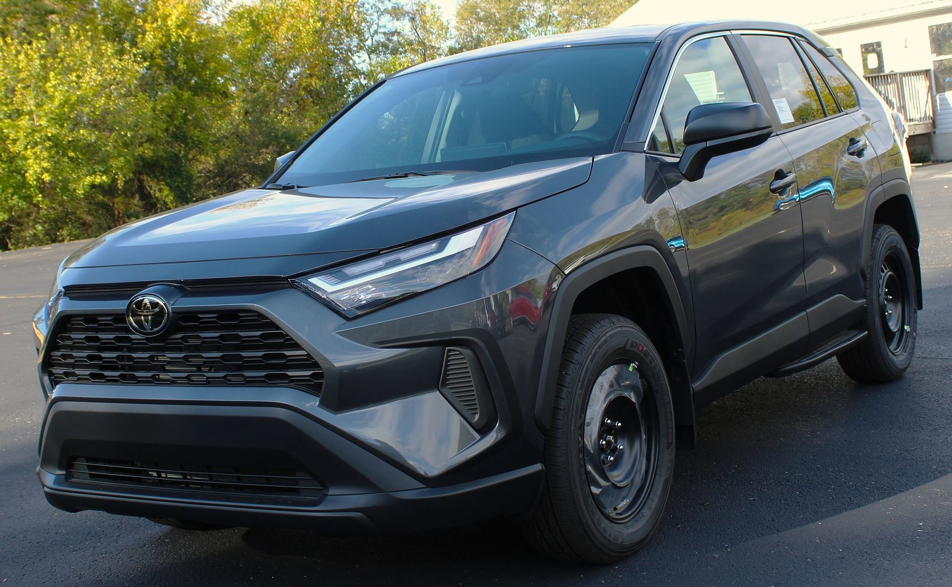 2025 Toyota RAV4 LE's photo