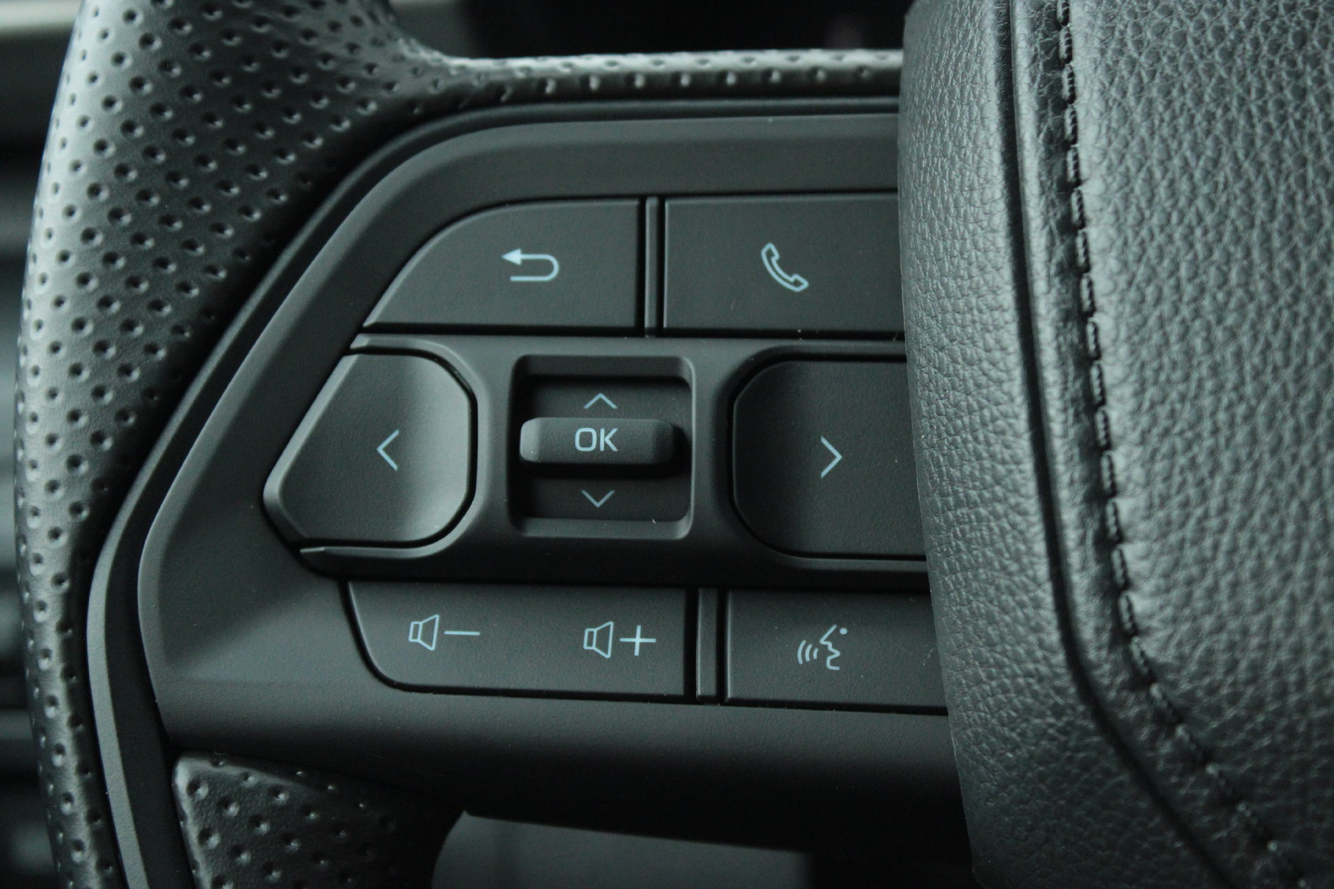 2026 Toyota Tacoma SR - Photo 31