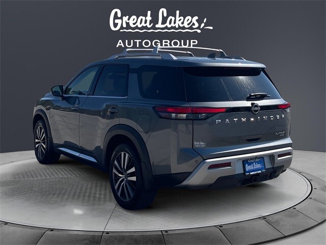 2022 Nissan Pathfinder Platinum photo 2