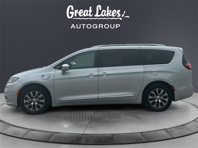 2023 Chrysler Pacifica Hybrid Pinnacle photo 2