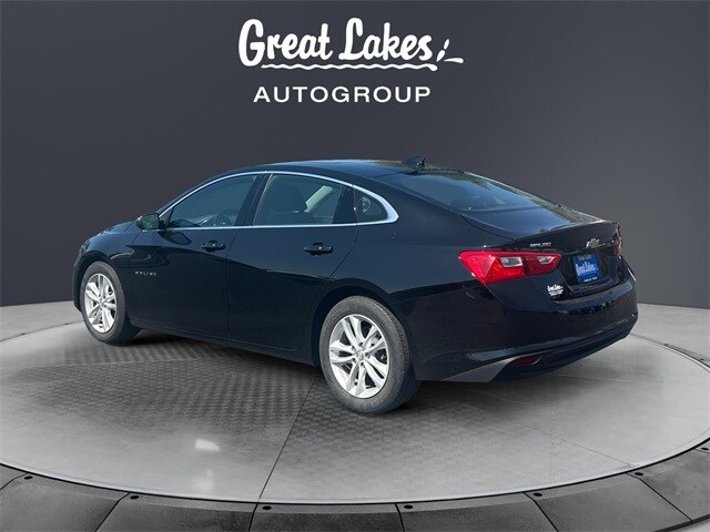2017 Chevrolet Malibu 1LT photo 2