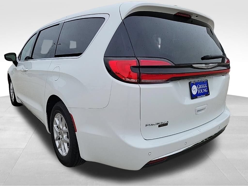 Used 2023 Chrysler Pacifica Touring L