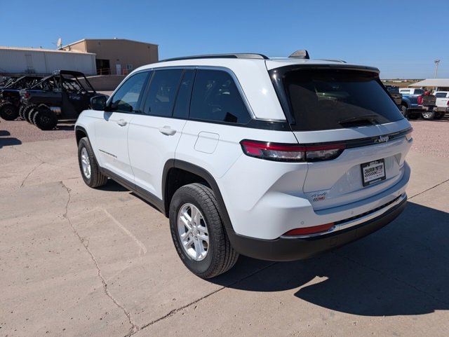 2024 Jeep Grand Cherokee Laredo photo 2