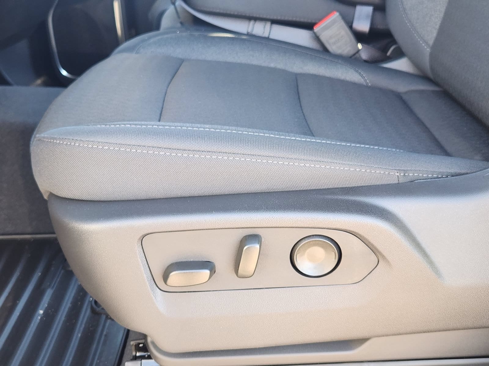 2026 GMC Sierra 1500 SLE - Photo 17