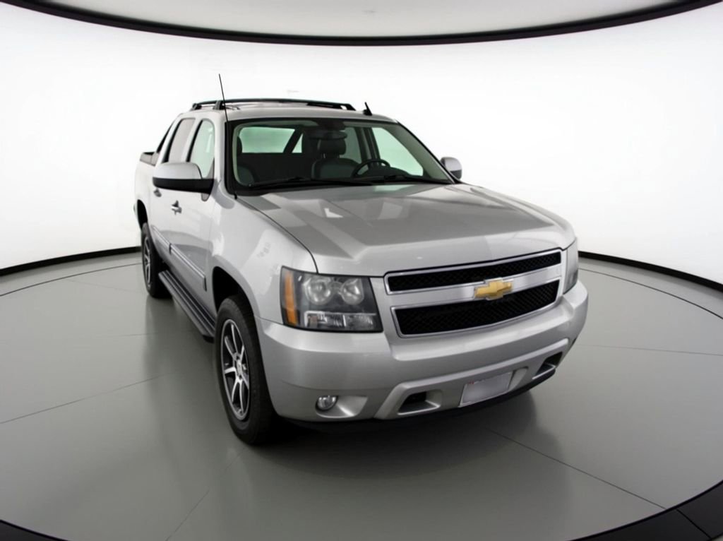 2011 Chevrolet Avalanche LT photo 2