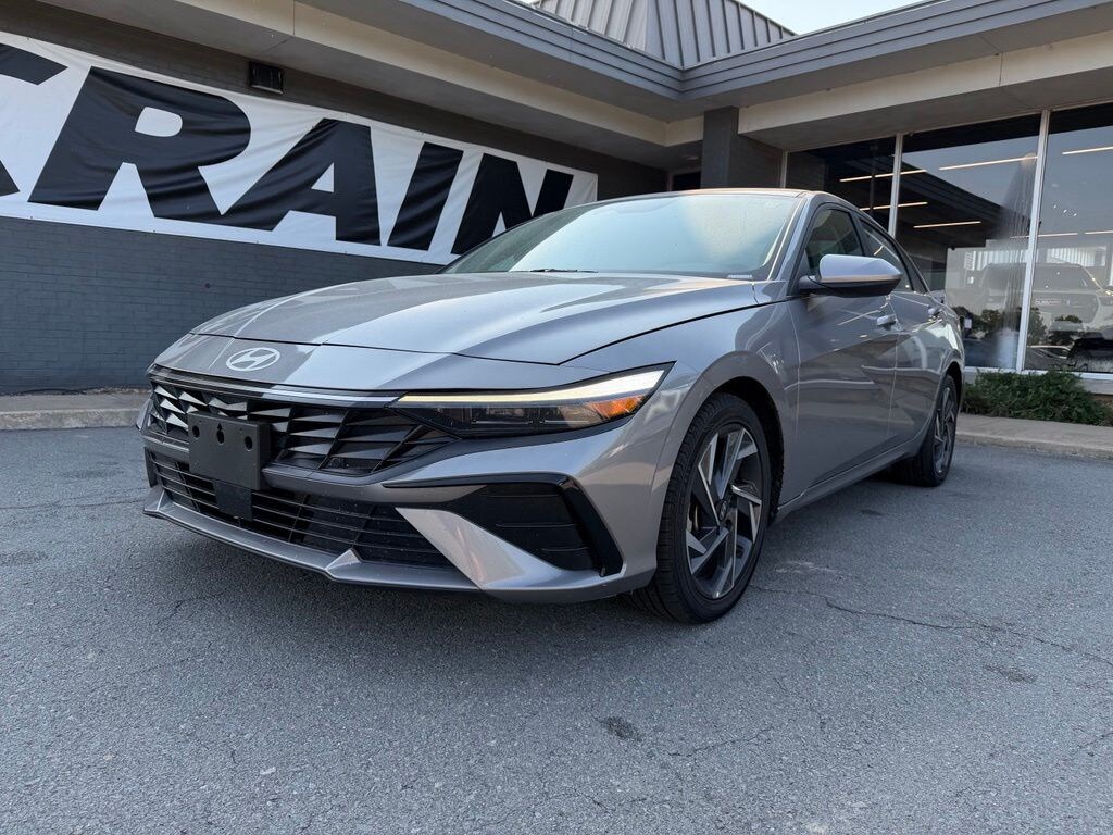 Used 2025 Hyundai Elantra SEL Convenience Sedan