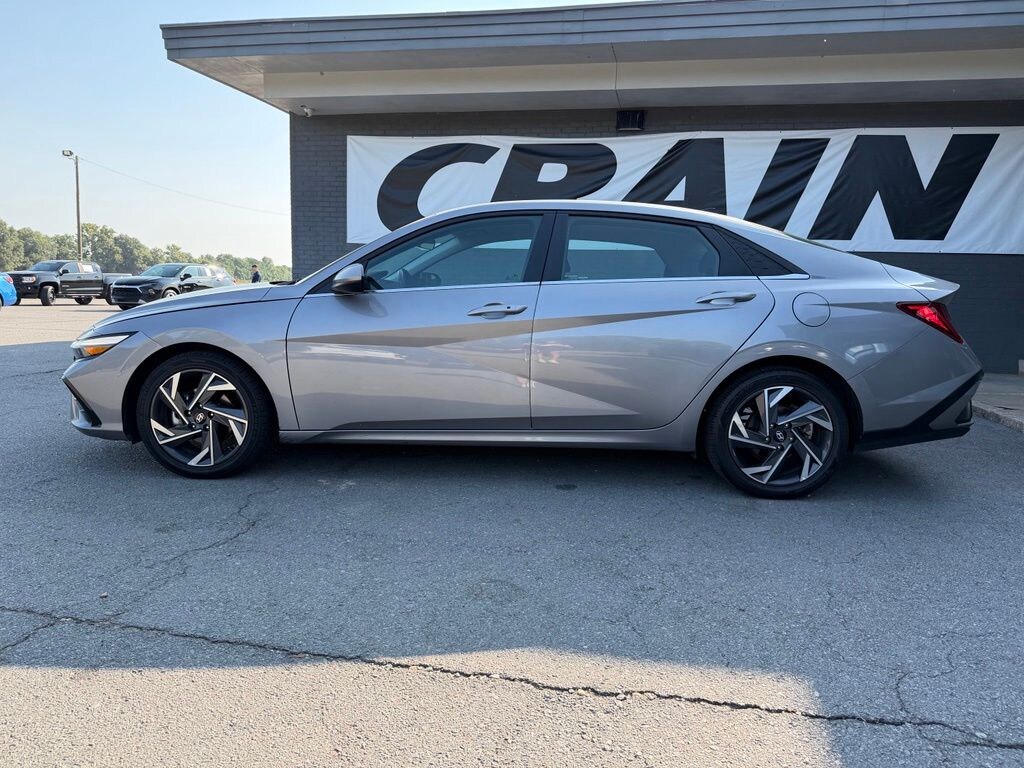 Used 2025 Hyundai Elantra SEL Convenience Sedan