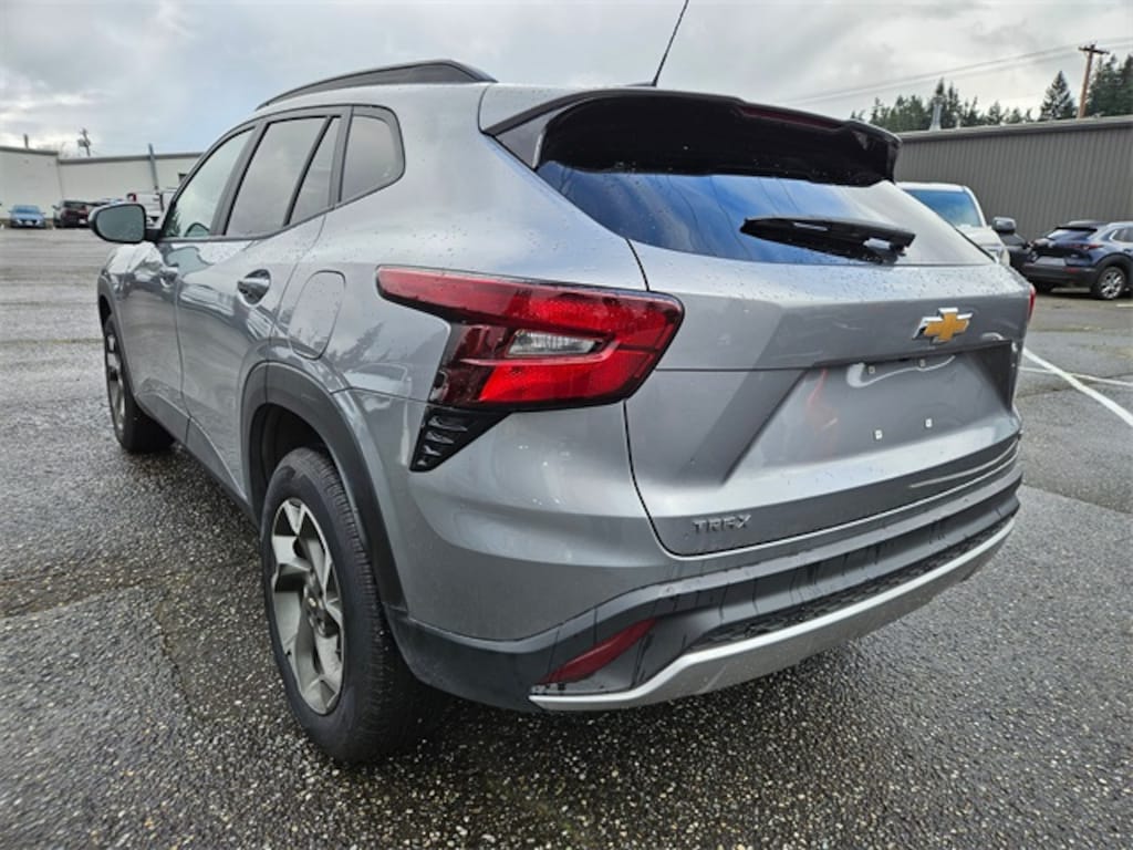 Used 2025 Chevrolet Trax LT SUV
