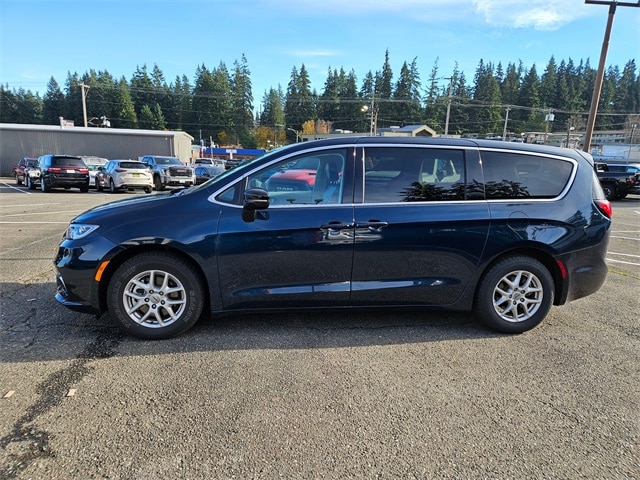 2024 Chrysler Pacifica Touring L photo 2