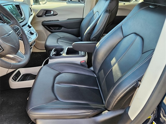 2024 Chrysler Pacifica Touring L photo 4