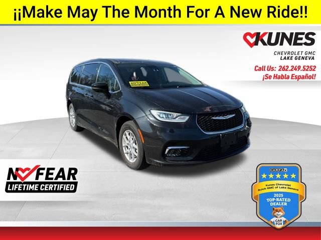 2024 Chrysler Pacifica Touring L's photo