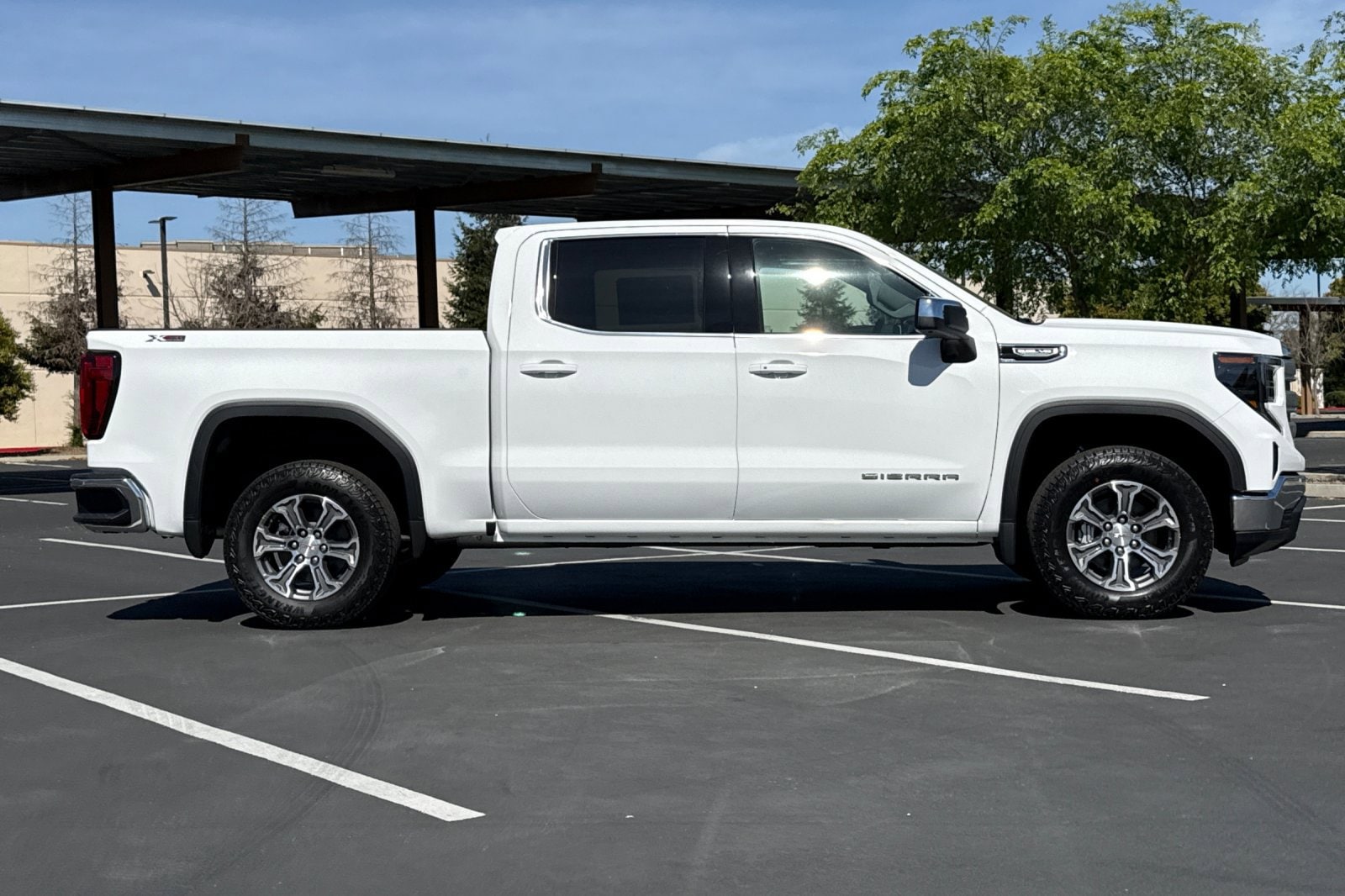 2026 GMC Sierra 1500 SLE photo 2