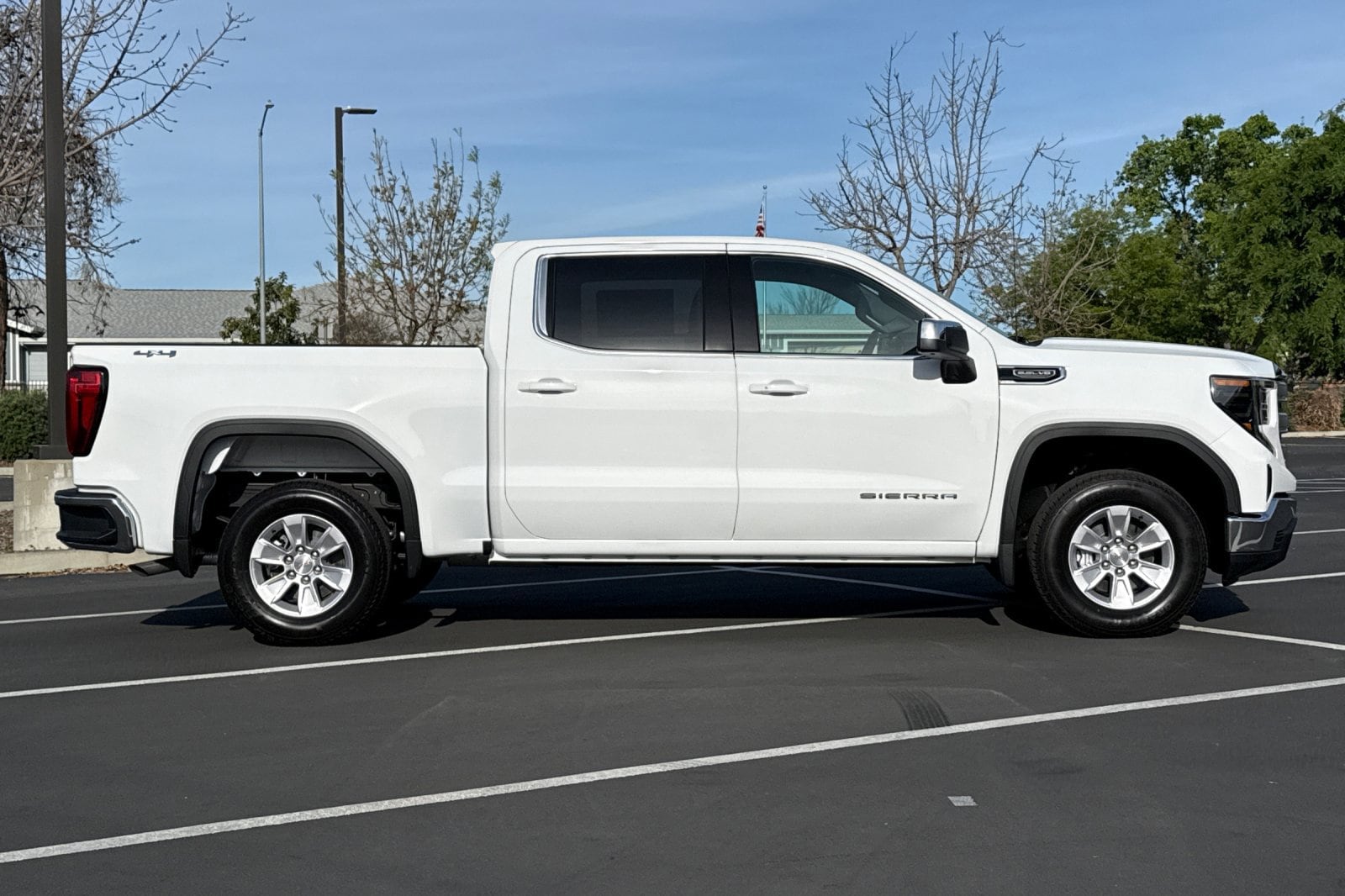 2026 GMC Sierra 1500 SLE photo 2