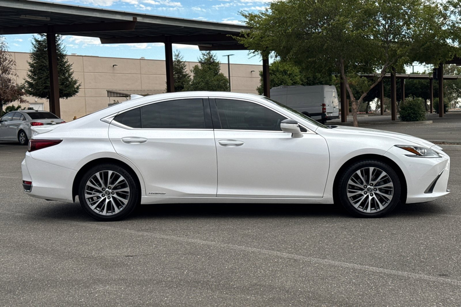2019 Lexus ES 300h photo 2
