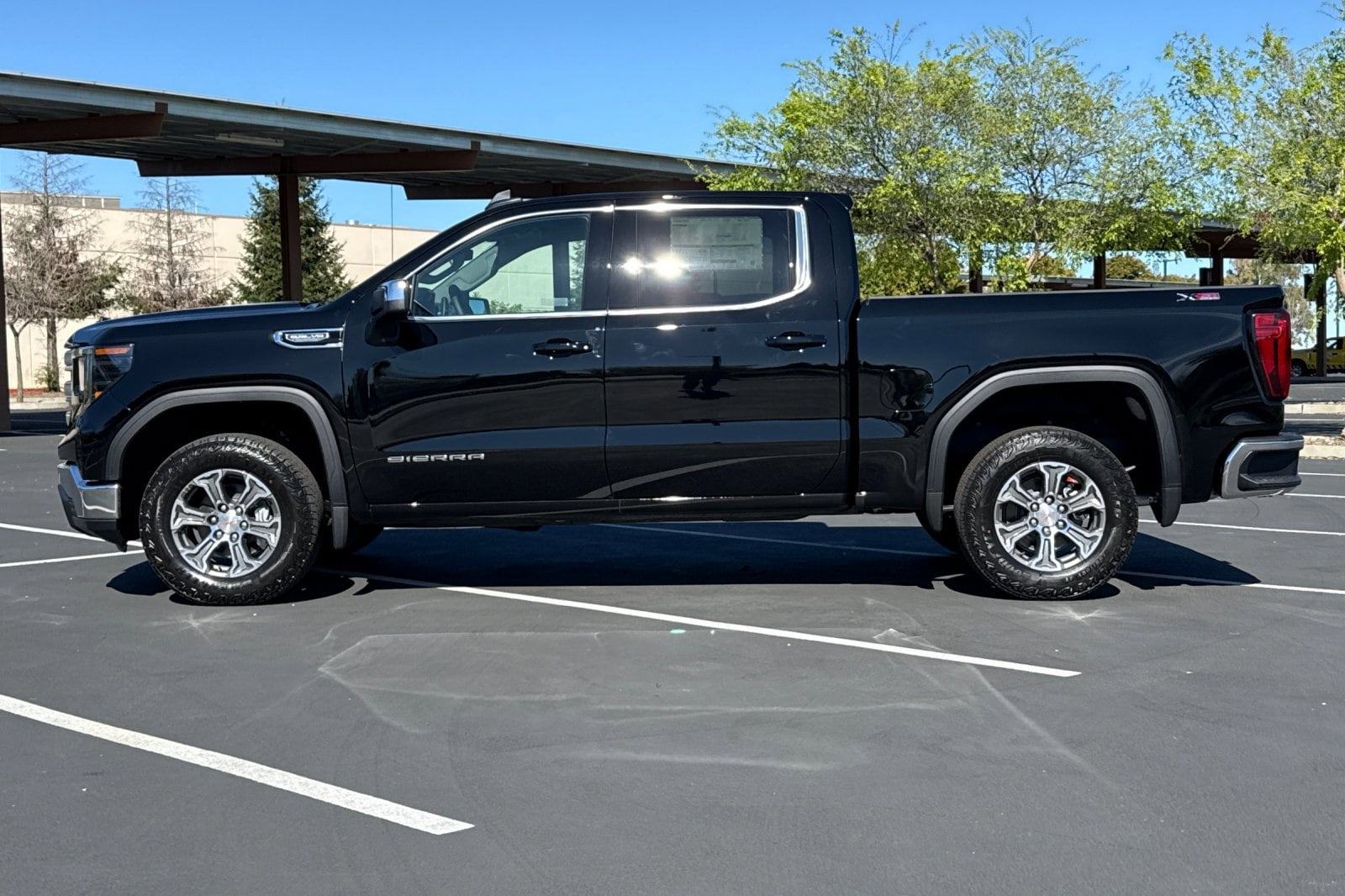 2026 GMC Sierra 1500 SLE photo 3
