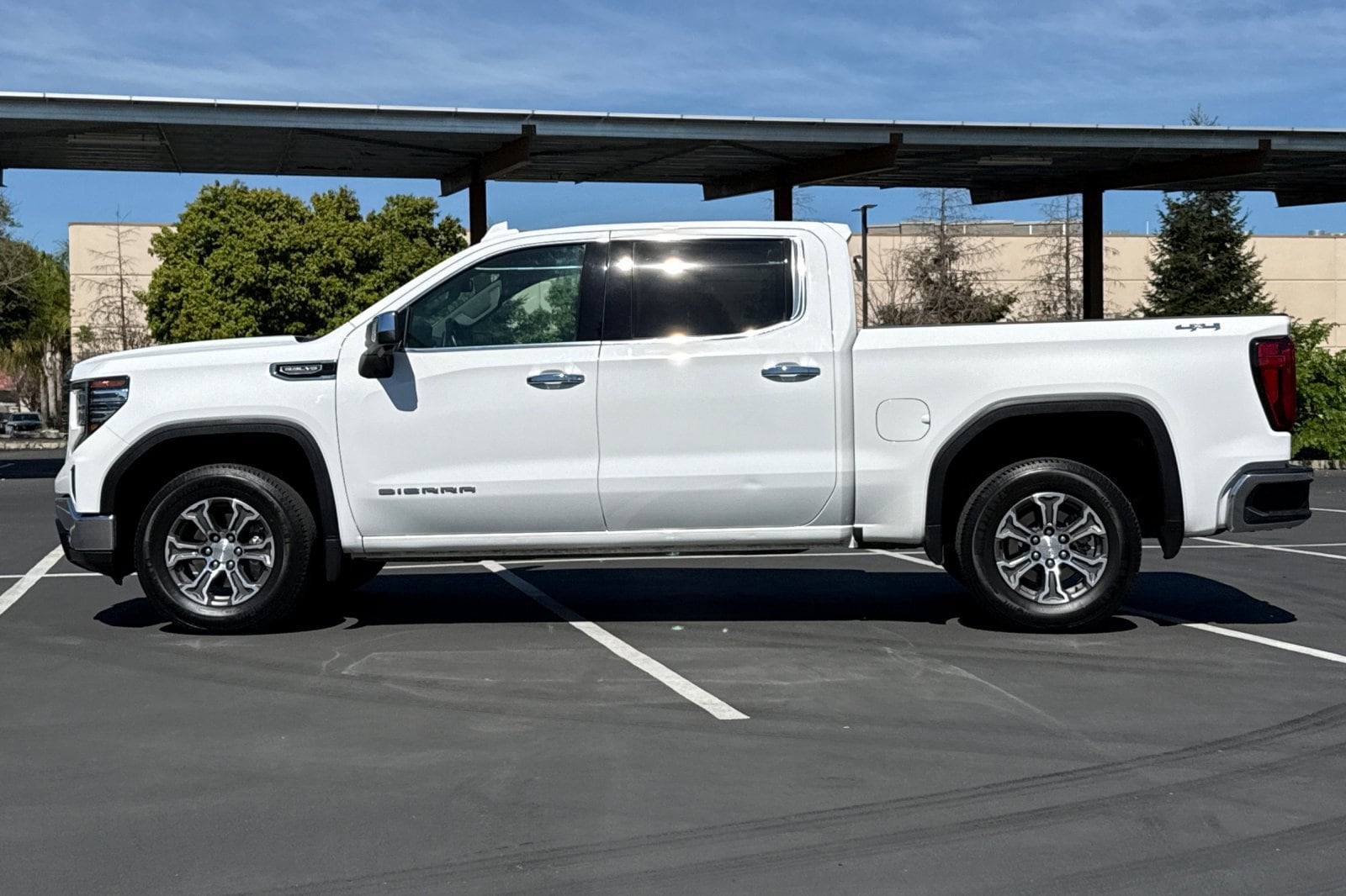 2025 GMC Sierra 1500 SLT photo 3