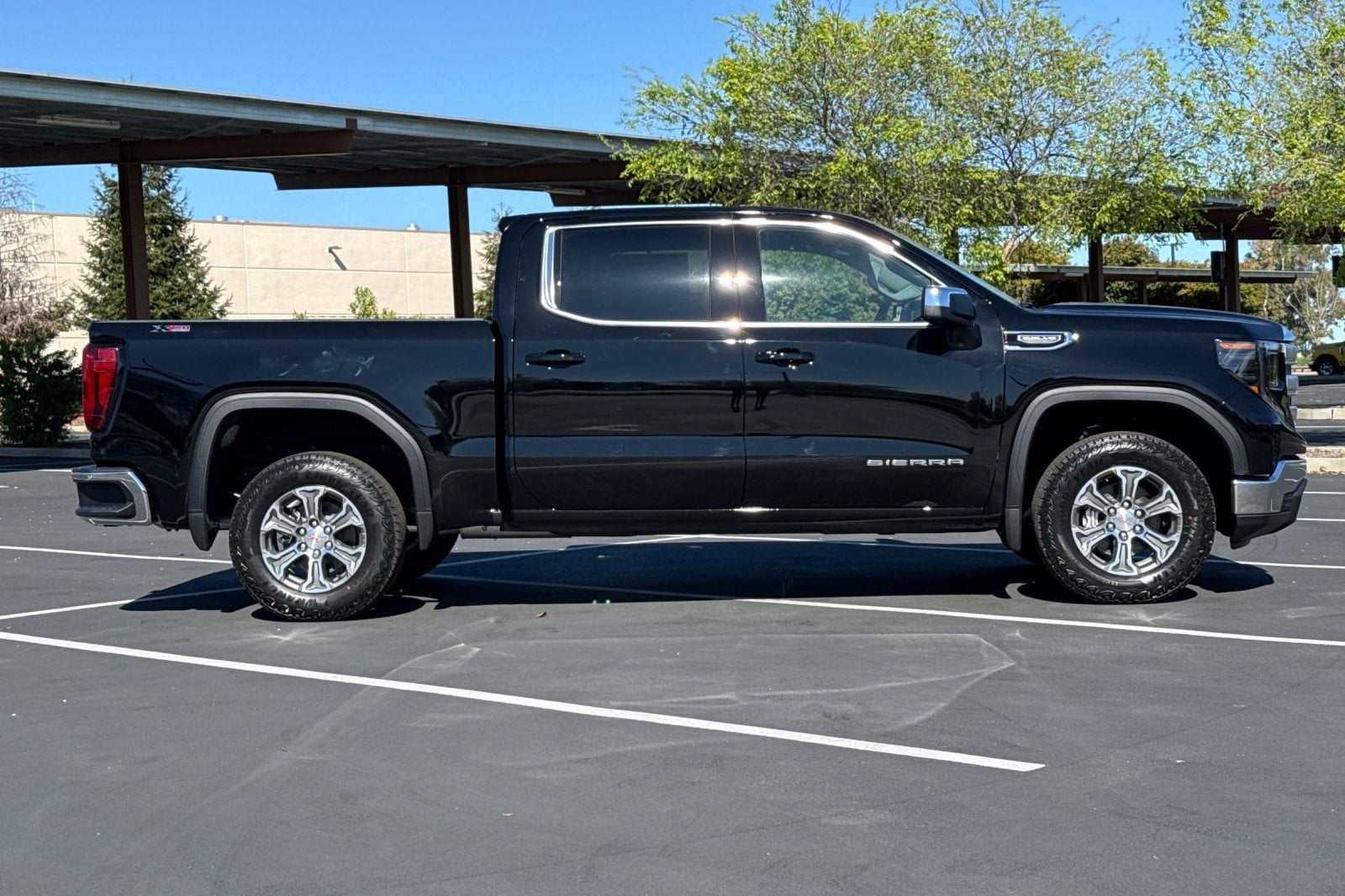 2026 GMC Sierra 1500 SLE photo 2