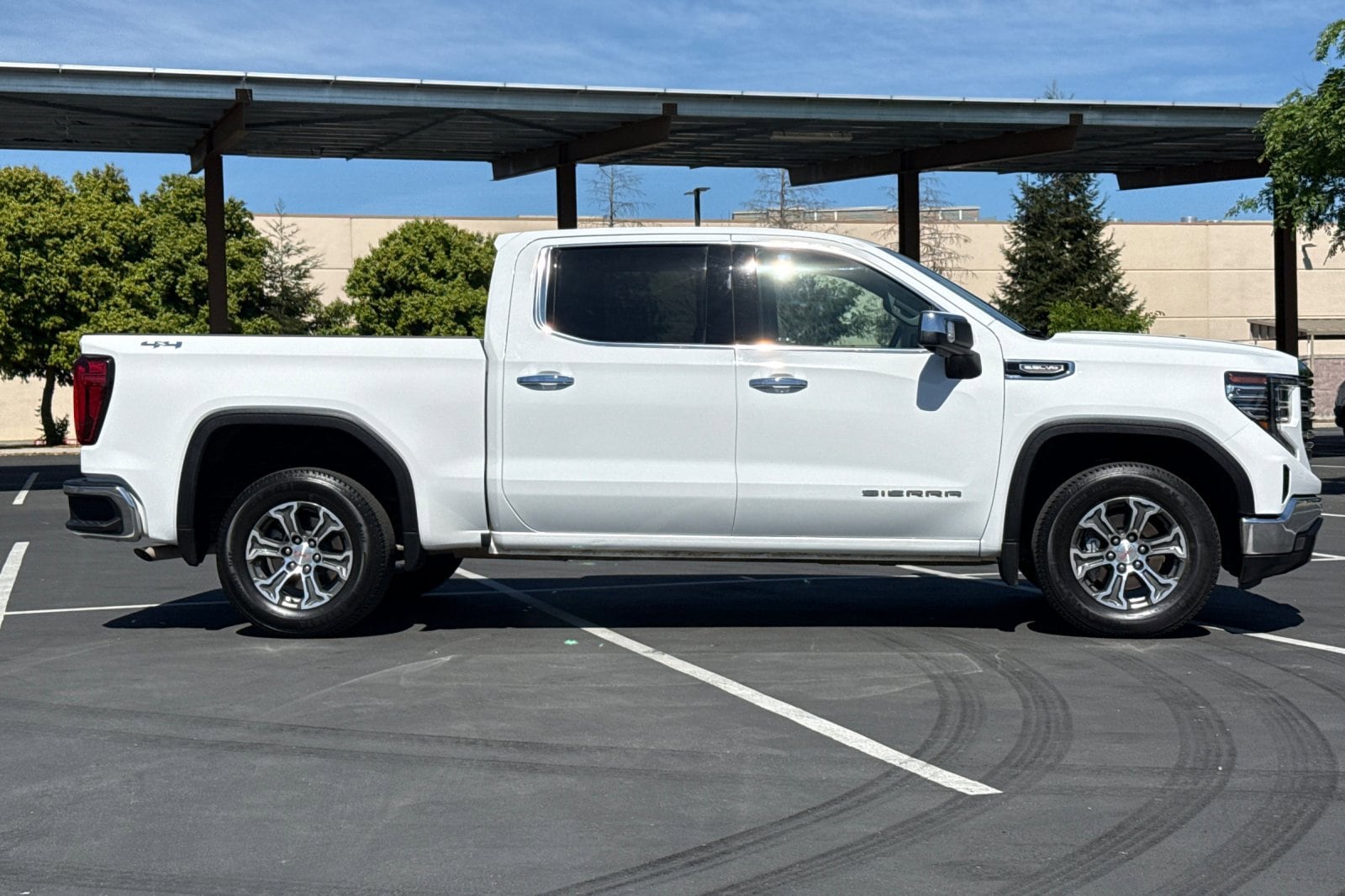 2025 GMC Sierra 1500 SLT photo 2
