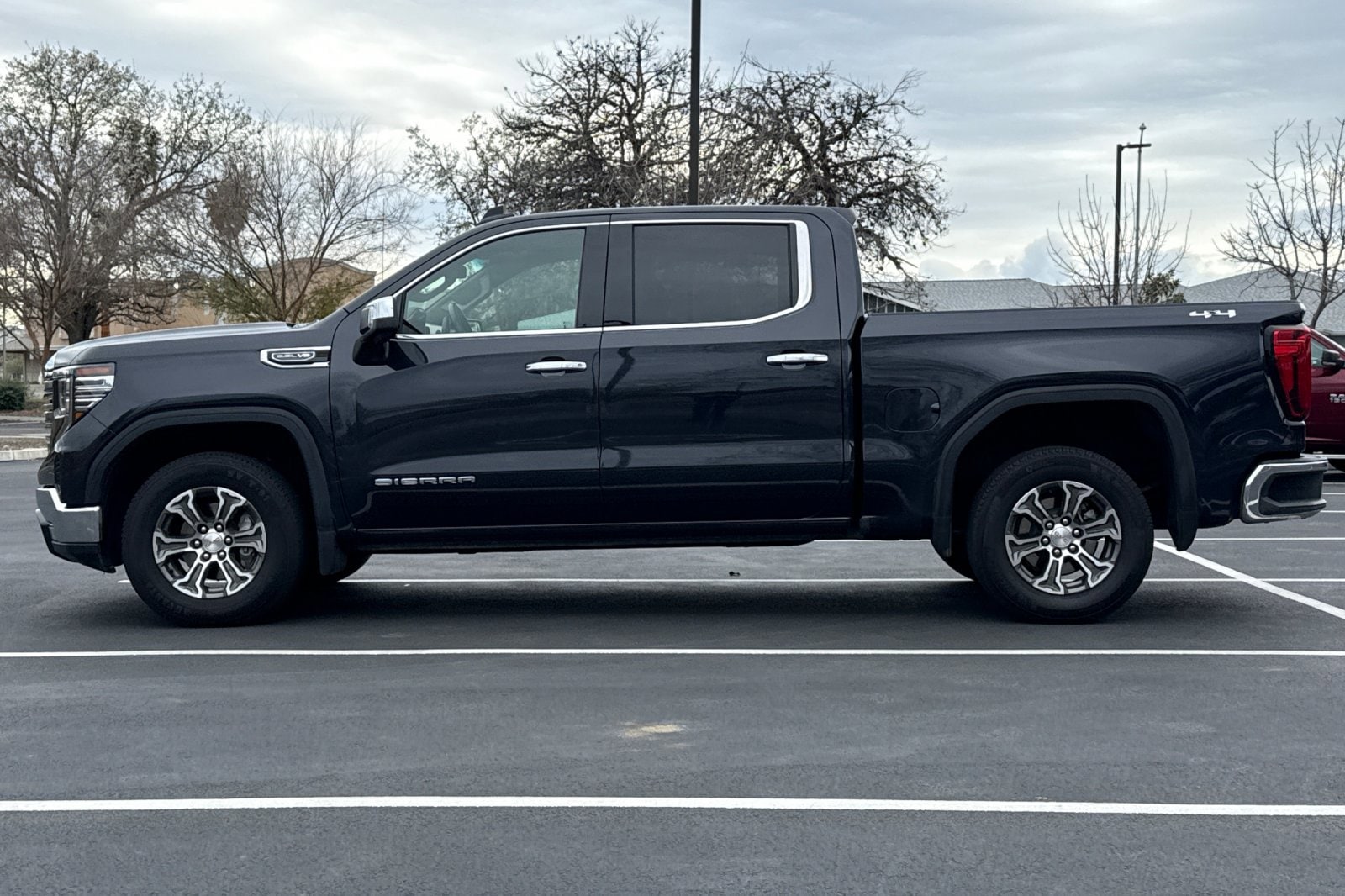 2025 GMC Sierra 1500 SLT photo 3