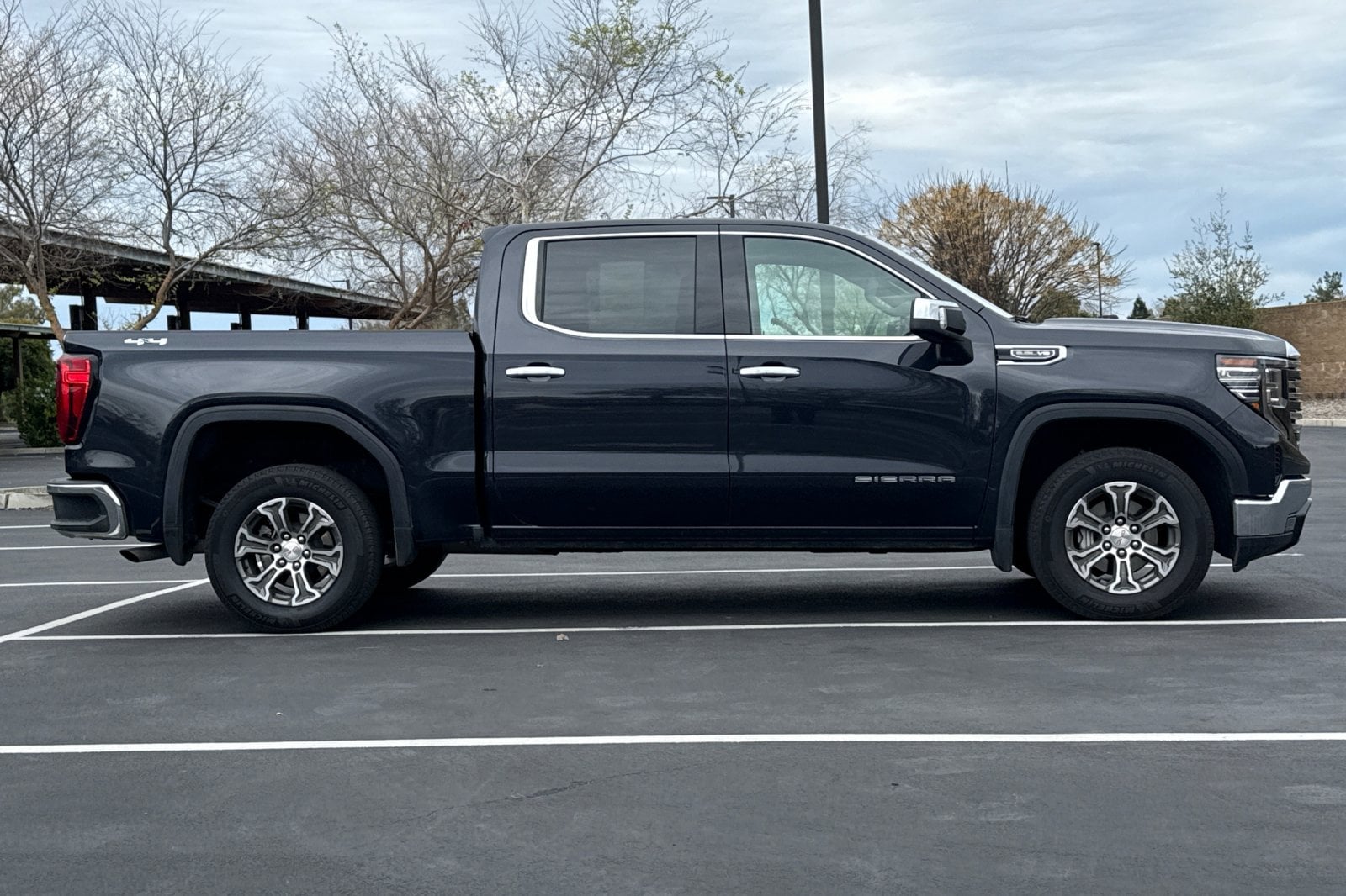 2025 GMC Sierra 1500 SLT photo 2