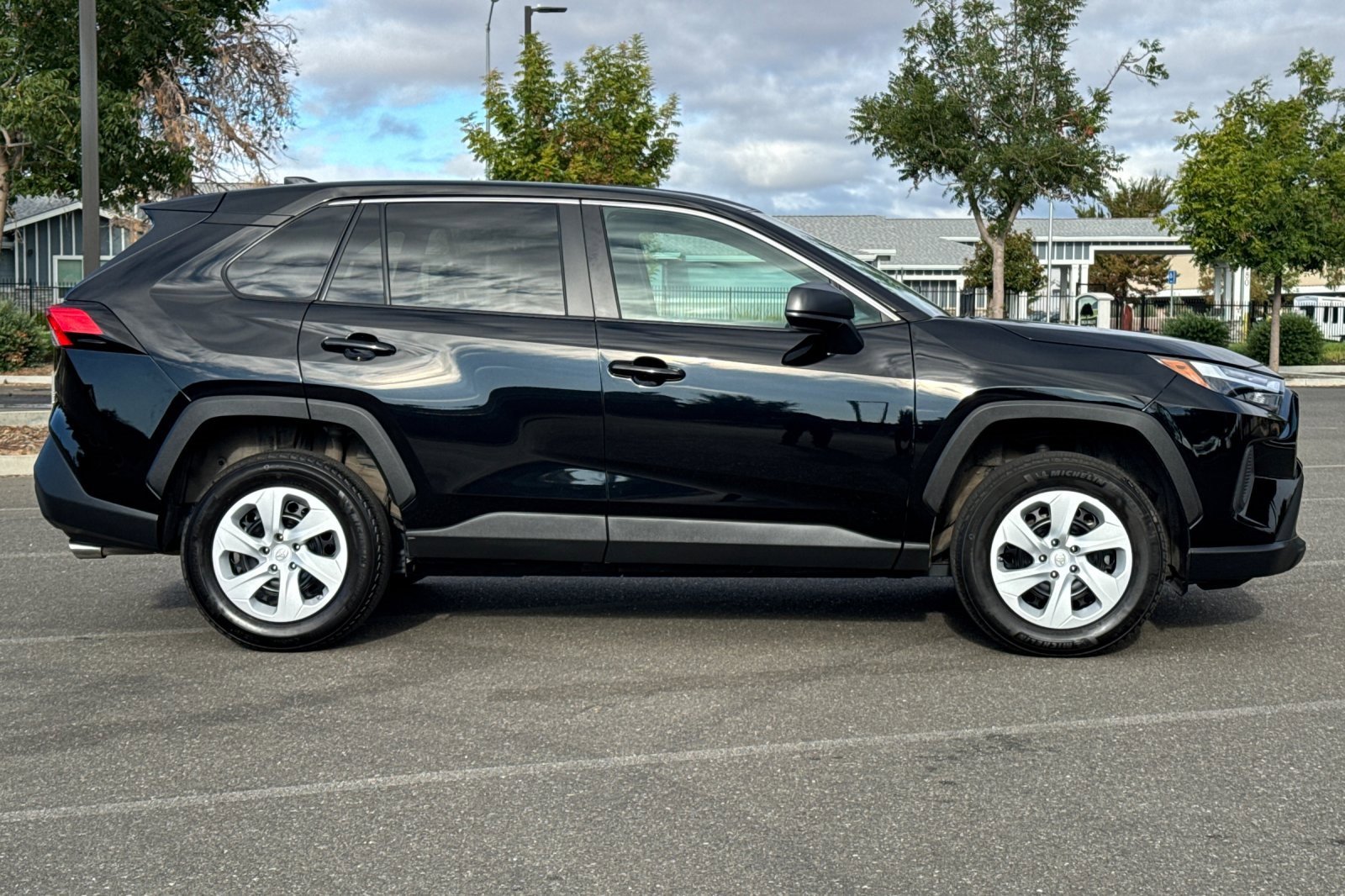 2024 Toyota RAV4 LE photo 3