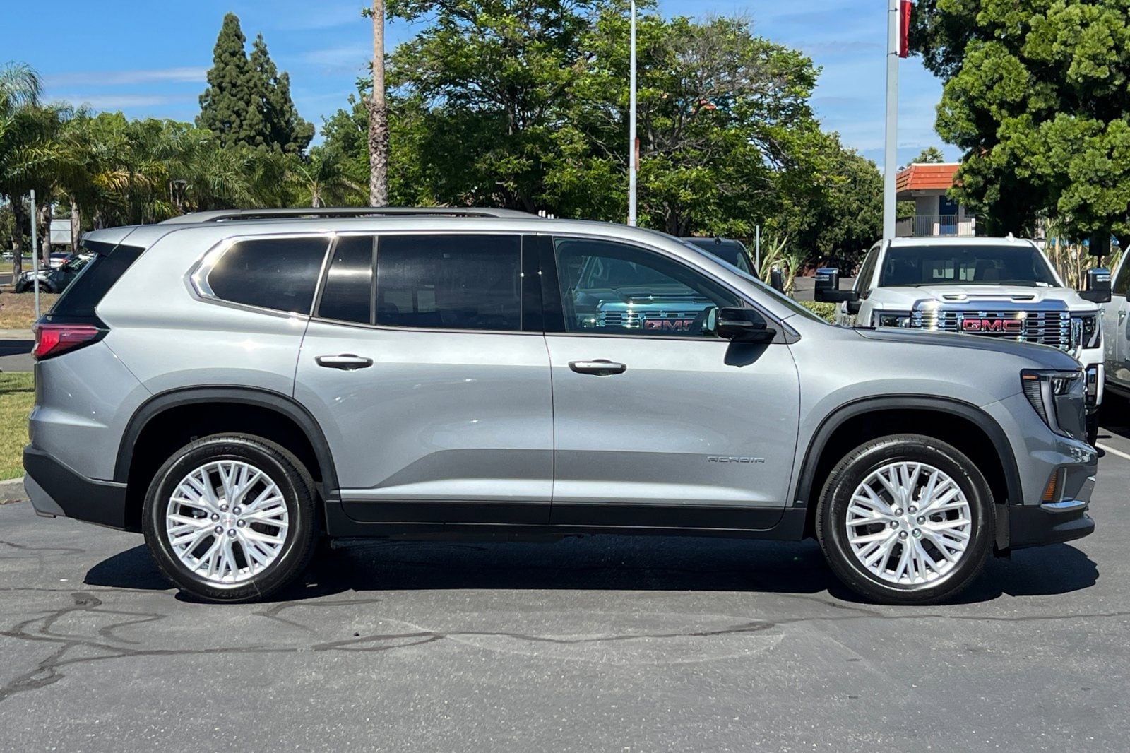 2026 GMC Acadia Elevation photo 2