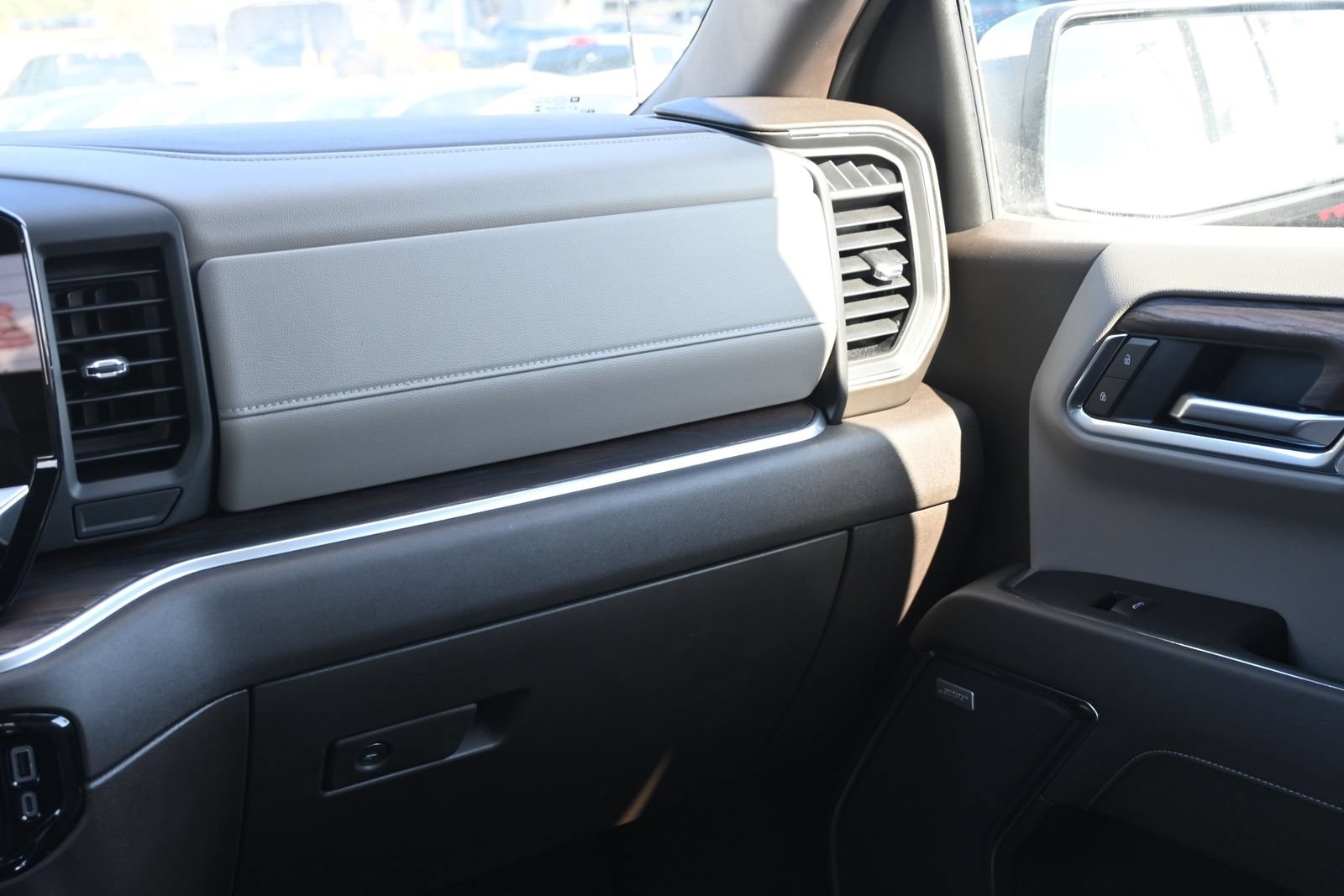 2026 GMC Sierra 1500 SLT - Photo 8