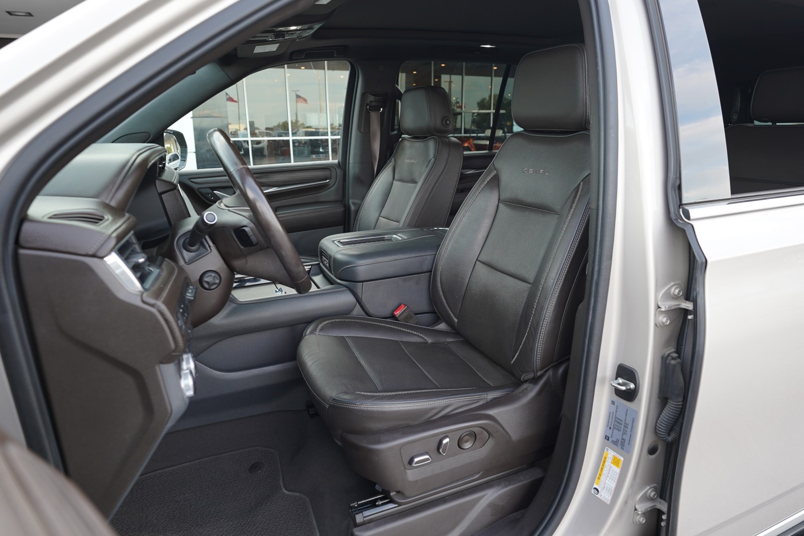 2022 GMC Yukon Denali - Photo 18