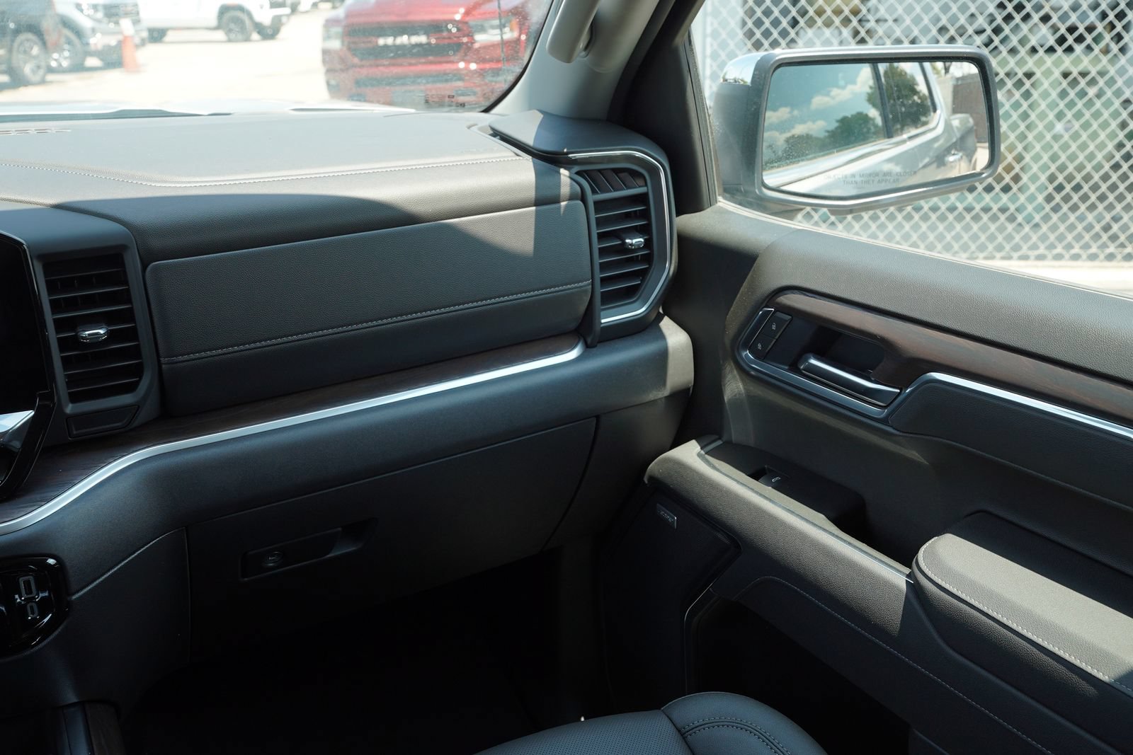 2026 GMC Sierra 1500 SLT - Photo 8