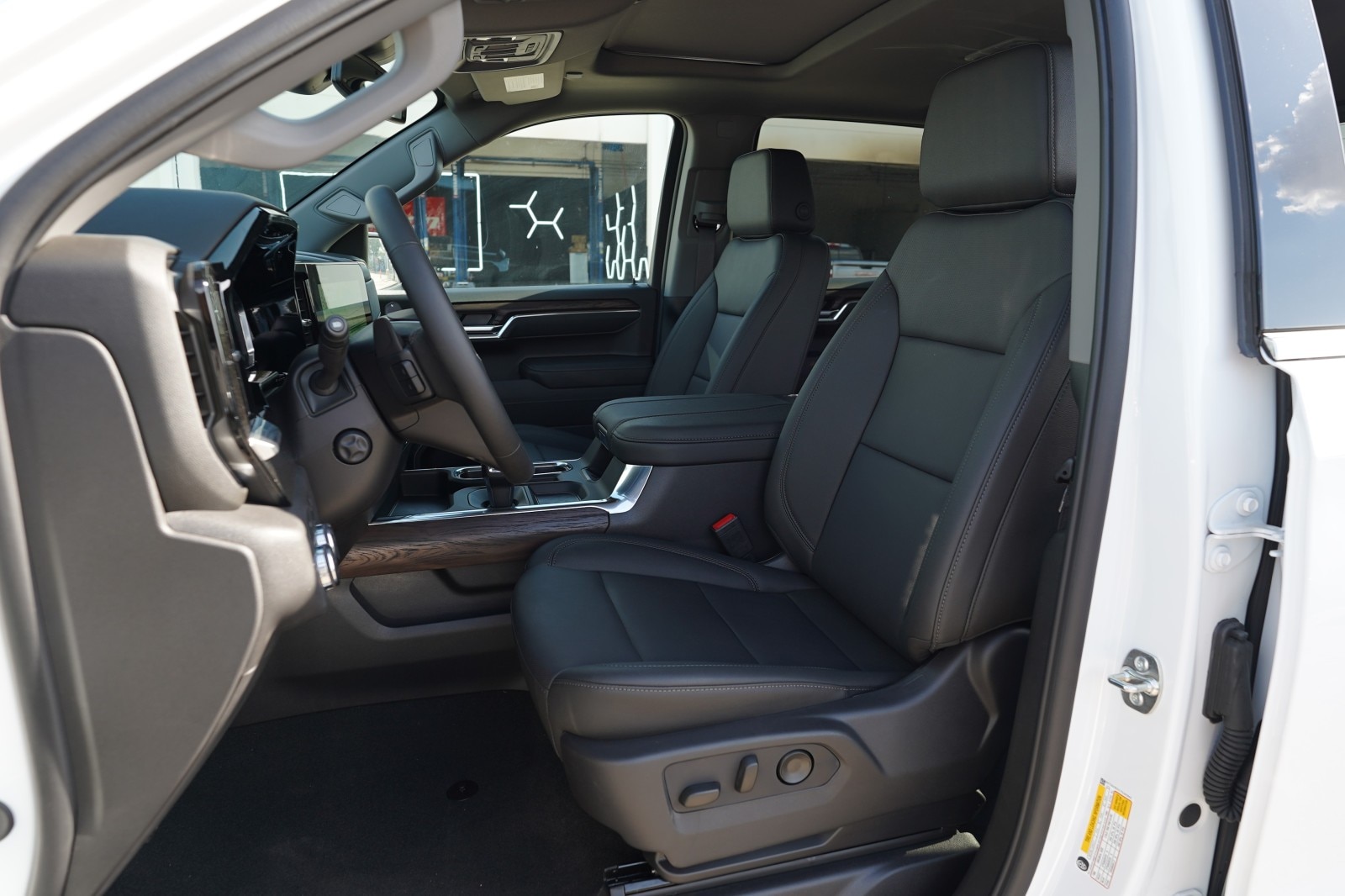 2026 GMC Sierra 1500 SLT - Photo 18