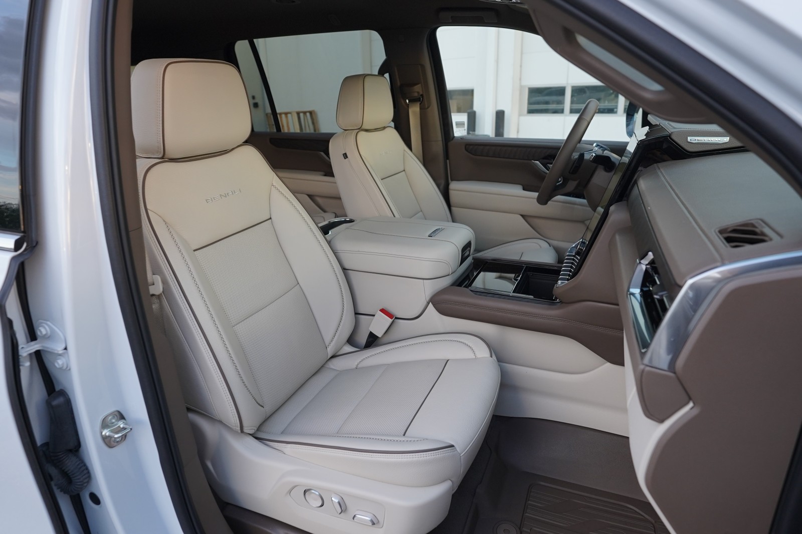2026 GMC Yukon XL Denali - Photo 25