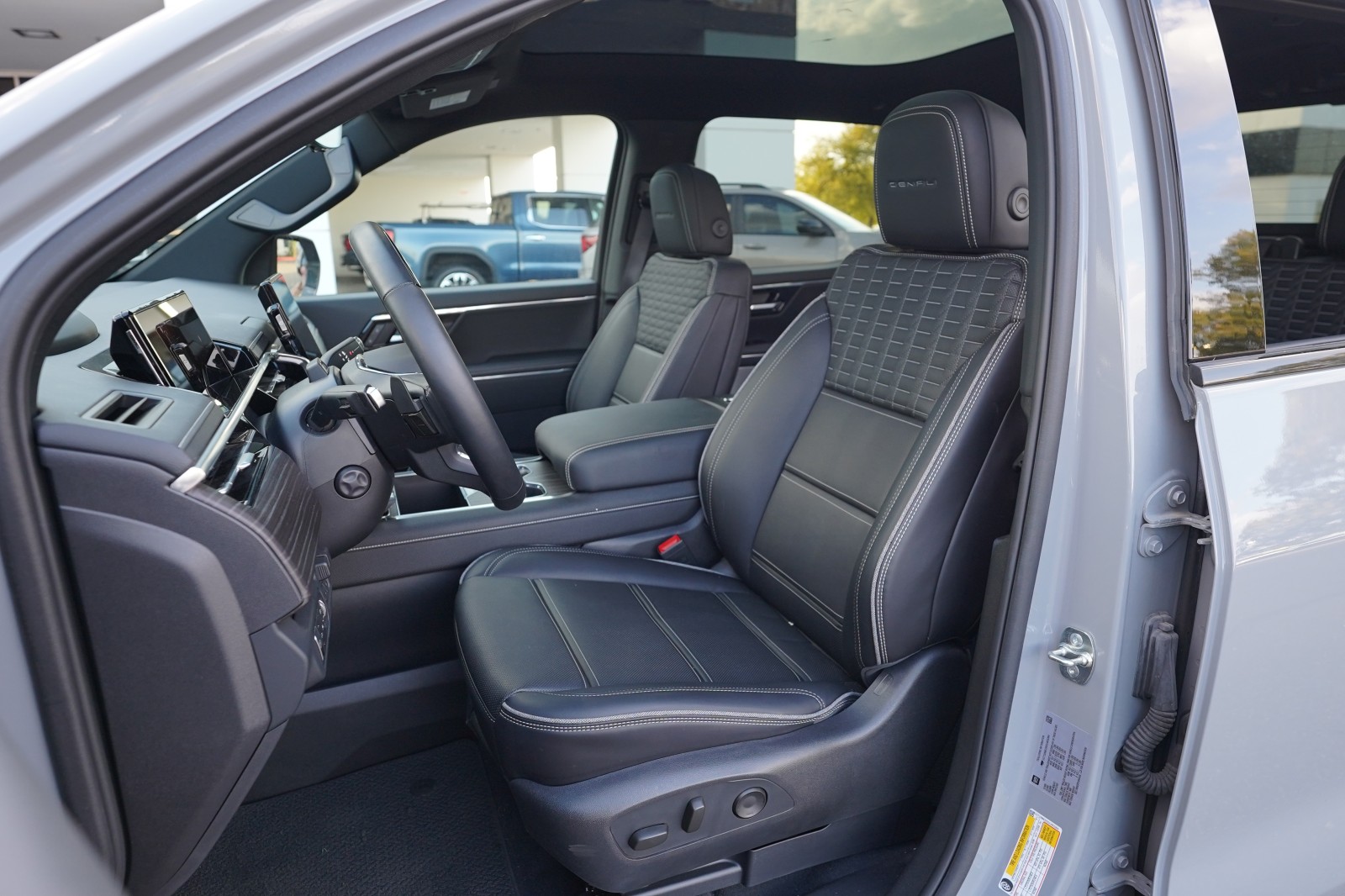 2025 GMC Sierra EV Denali - Photo 18