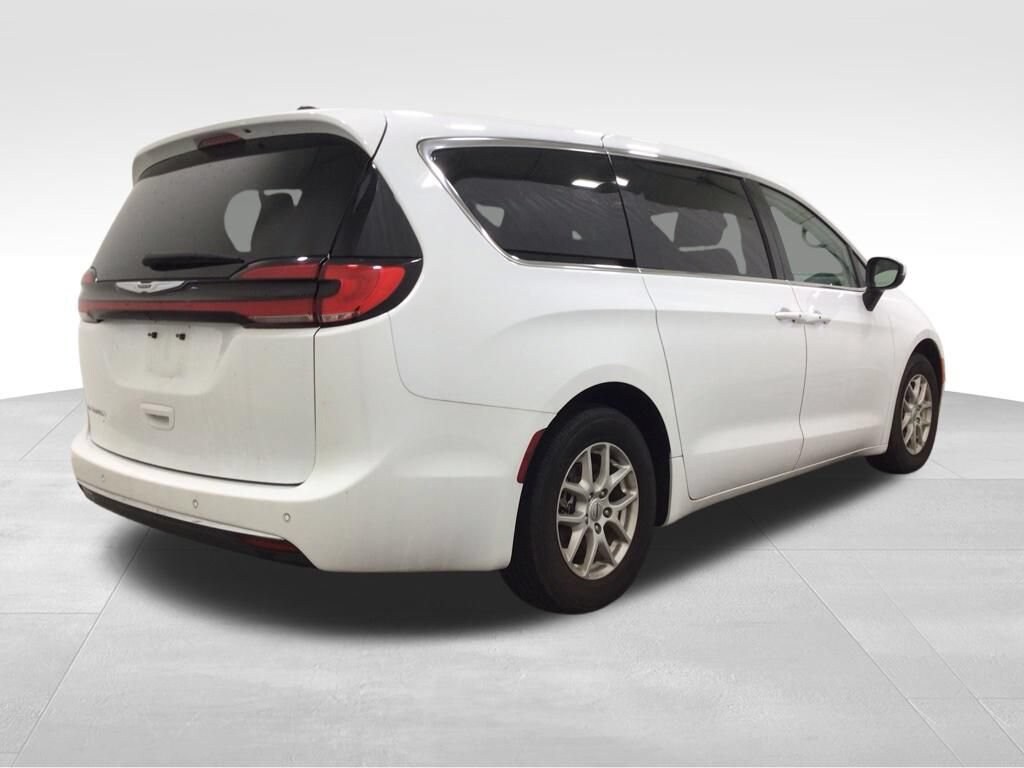 Used 2023 Chrysler Pacifica Touring L