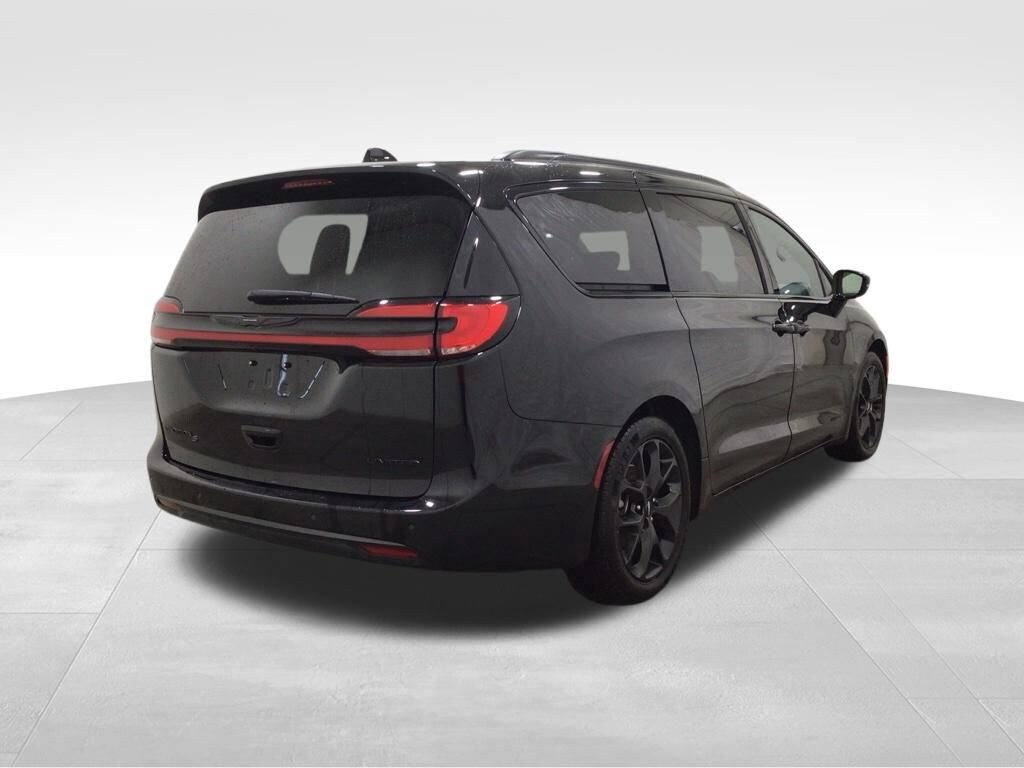 Used 2025 Chrysler Pacifica Limited