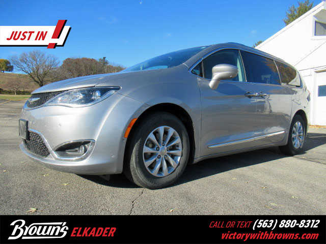 2018 Chrysler Pacifica Touring L's photo