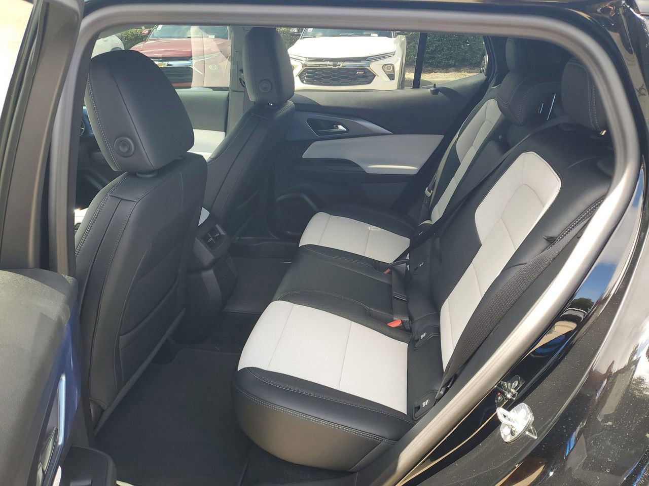 2025 Chevrolet Equinox EV LT - Photo 11