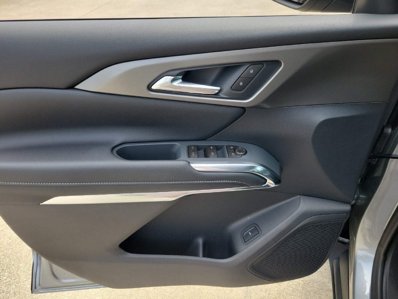 2027 Chevrolet Traverse LT - Photo 12