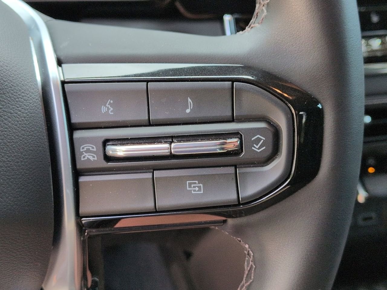 2025 Chevrolet Colorado LT - Photo 13