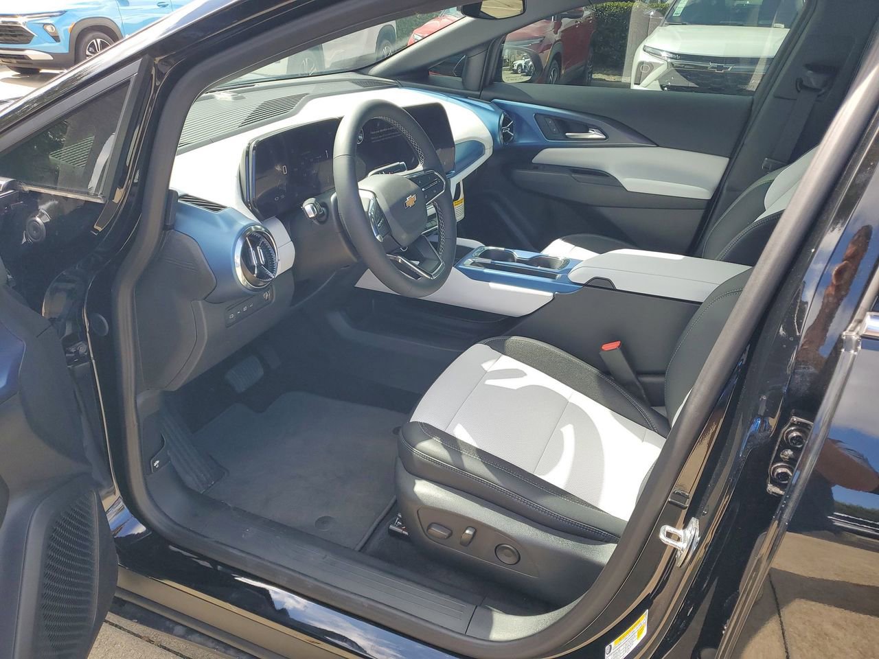 2025 Chevrolet Equinox EV LT - Photo 16