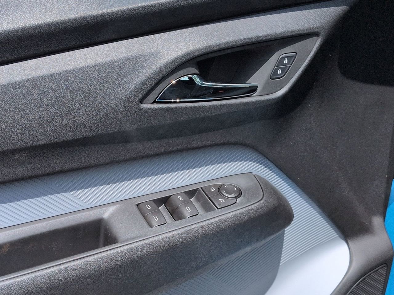 2027 Chevrolet Bolt LT - Photo 8