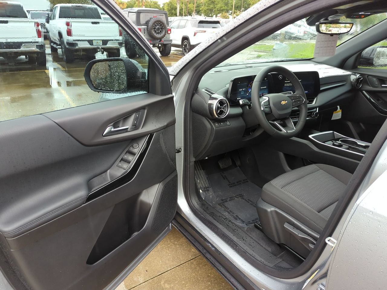2027 Chevrolet Equinox LT - Photo 7