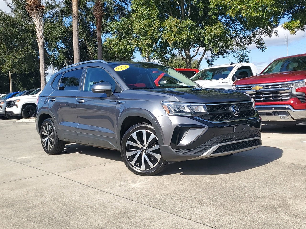 2024 Volkswagen Taos SE's photo