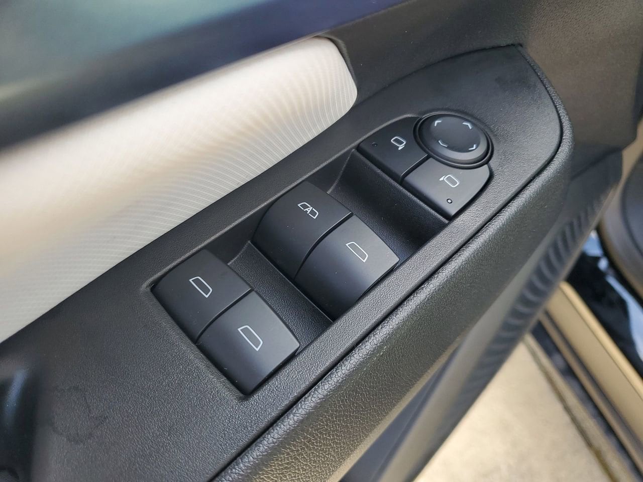 2025 Chevrolet Equinox EV LT - Photo 15