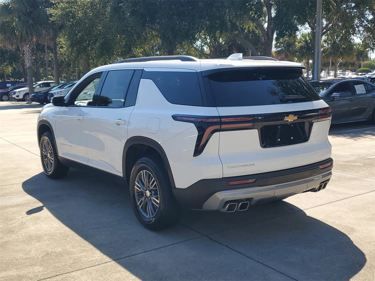 2025 Chevrolet Traverse photo 2