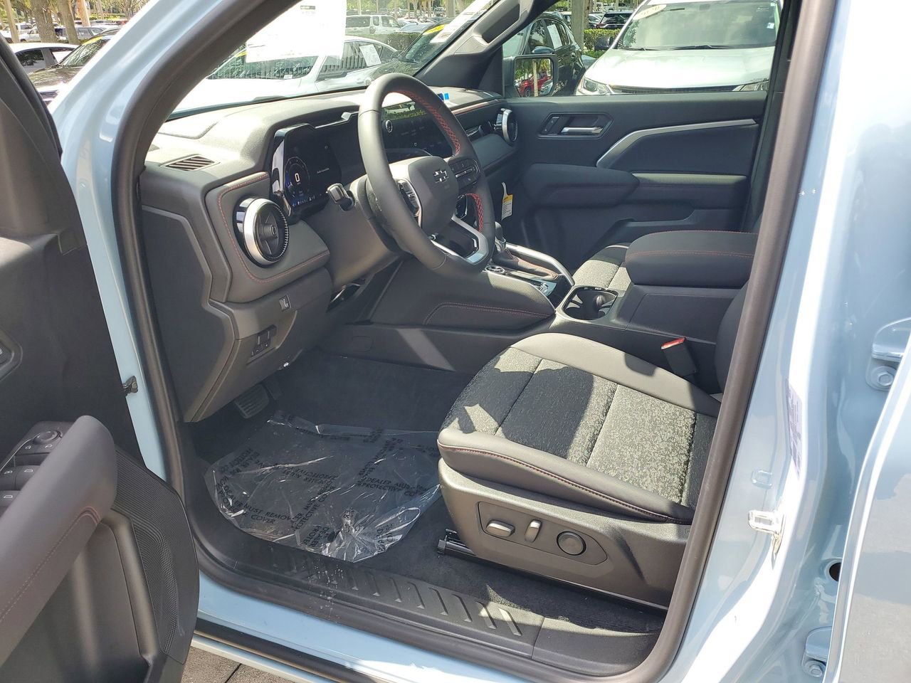 2025 Chevrolet Colorado Z71 - Photo 15