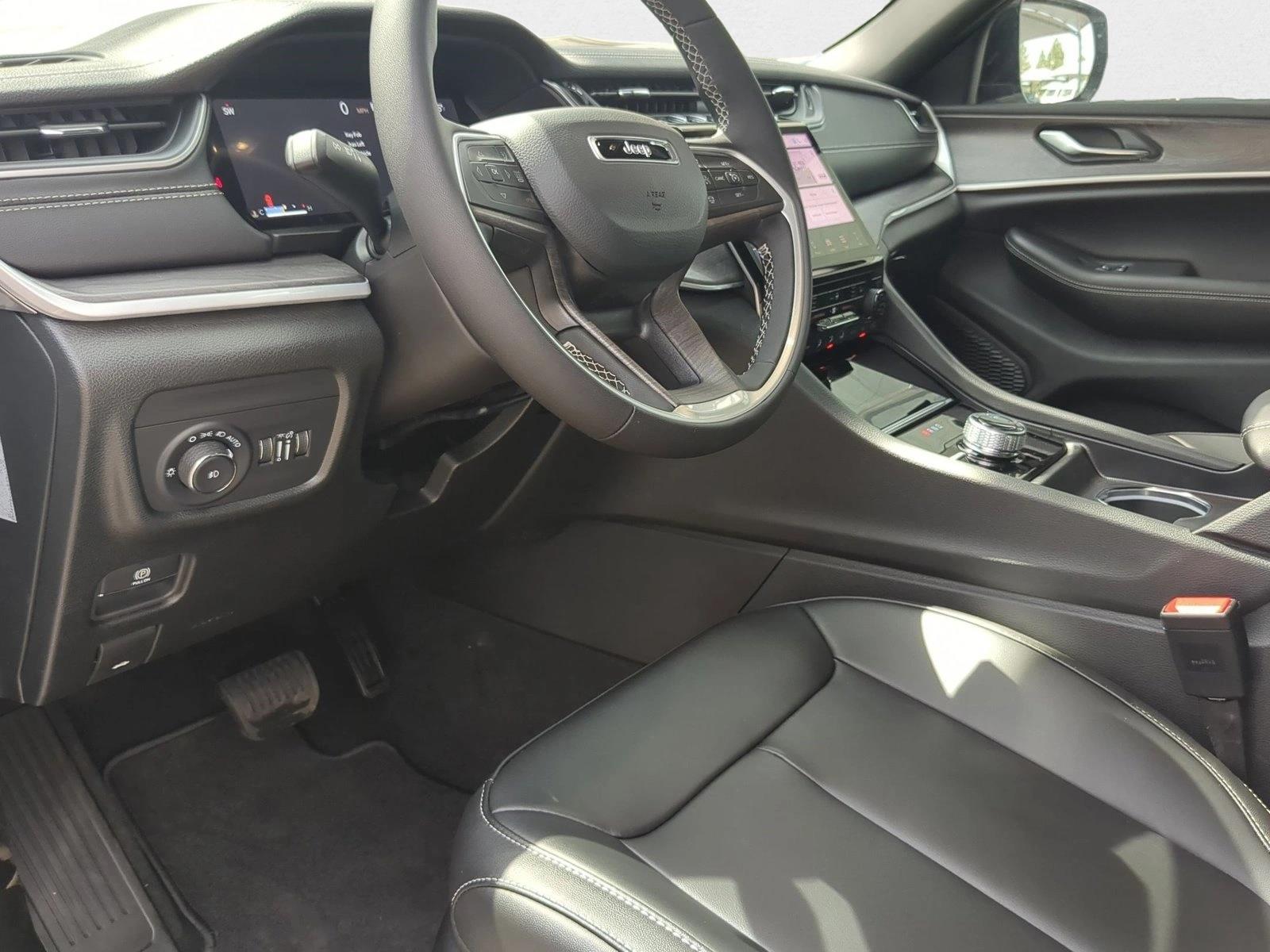 2025 Jeep Grand Cherokee Limited photo 2