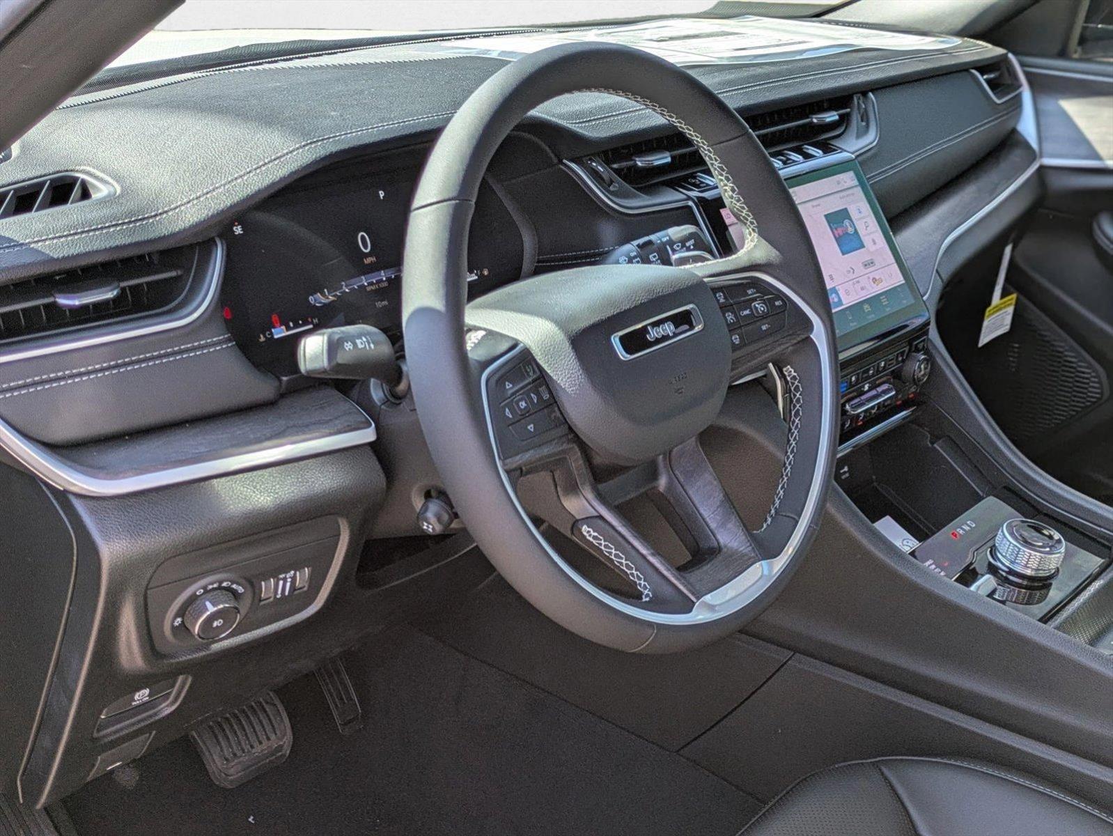2025 Jeep Grand Cherokee Limited photo 3