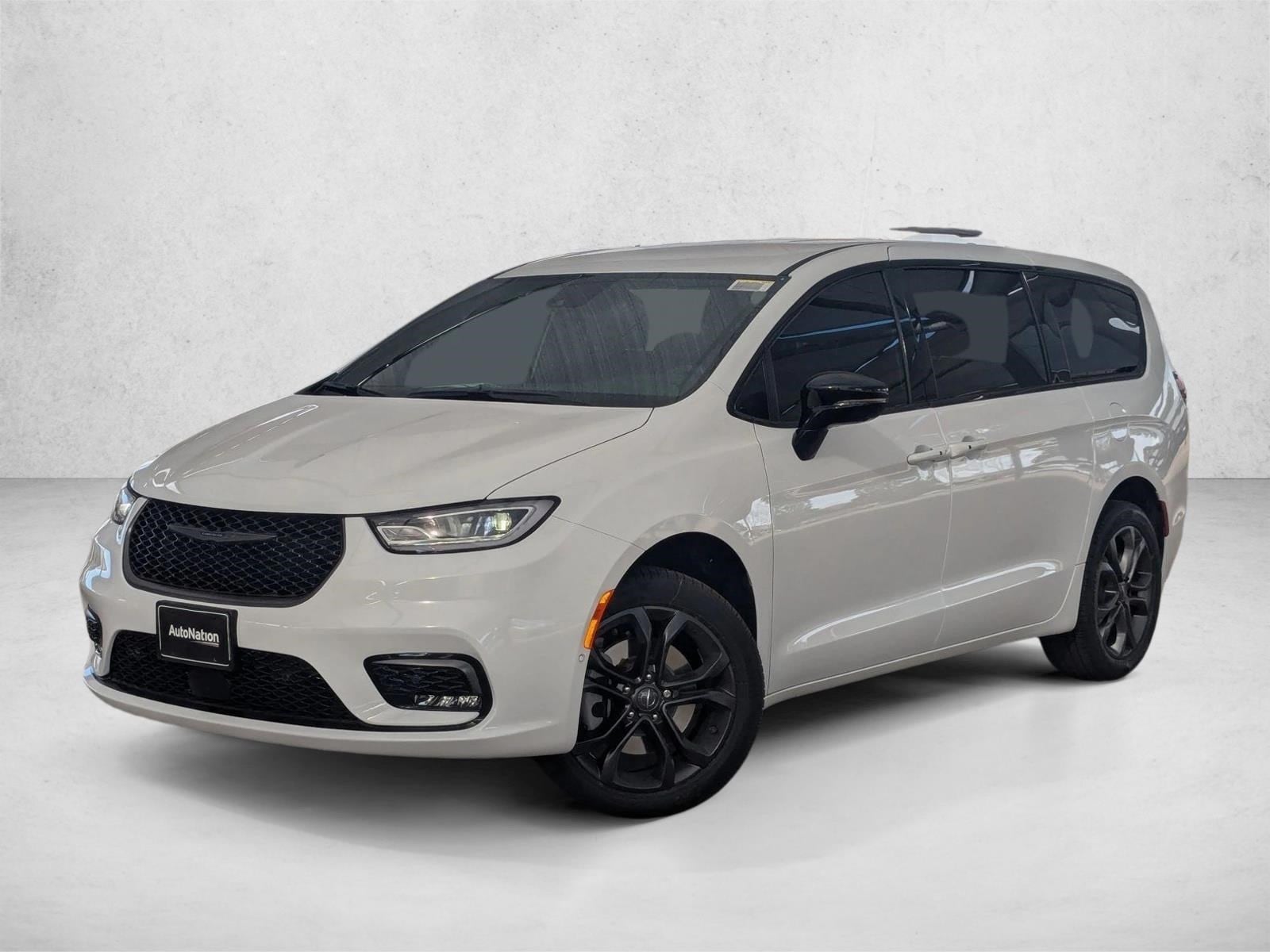 2026 Chrysler Pacifica Select's photo