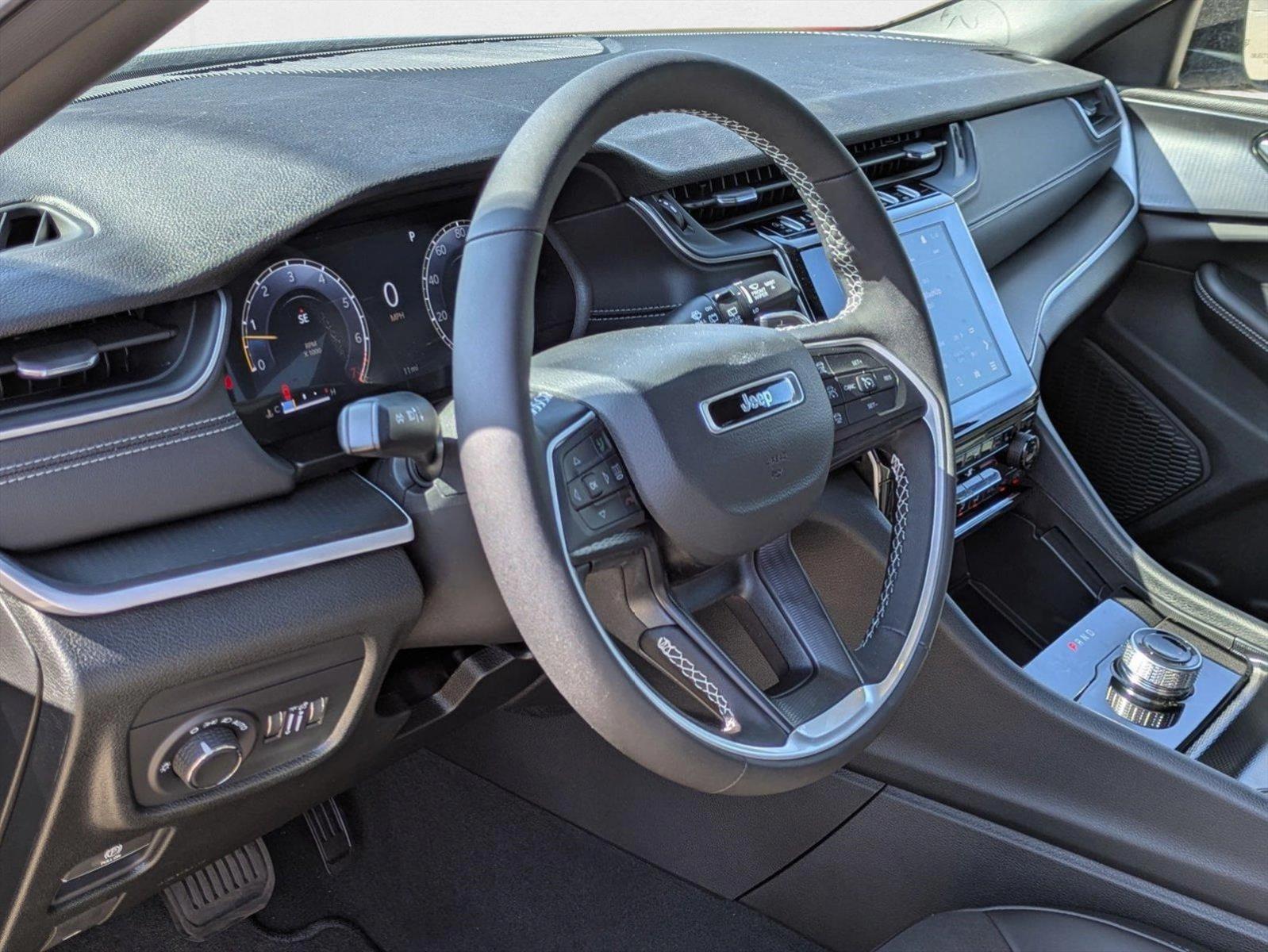 2025 Jeep Grand Cherokee Laredo photo 3